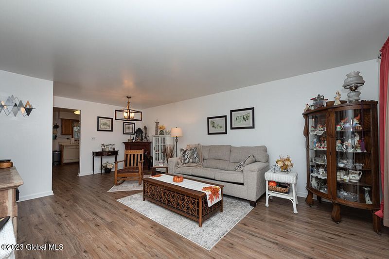 4th image of 160 Williamsburg Court