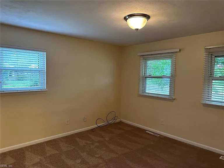 940 Redwood Cir — Photo 27