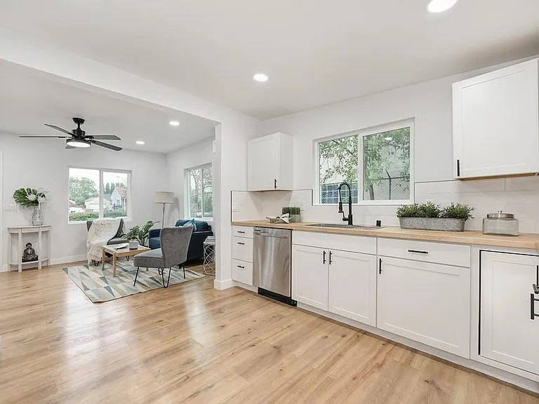 2277 Beaumont St — Photo 11