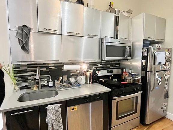 4th image of 323 Melrose St APT 3R
