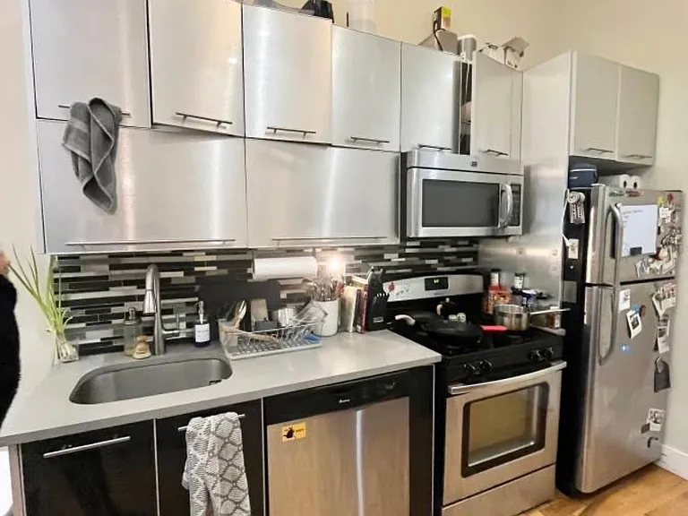 323 Melrose St #3R — Photo 4