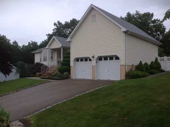 14 Isabella Dr, Lakewood, NJ 08701