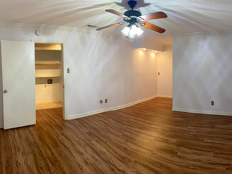 2736 Golfing Green Dr — Photo 12