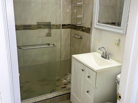 5th image of 725 W 101st St