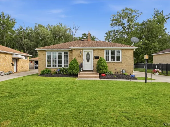 29 Siegfried Dr, Williamsville, NY 14221