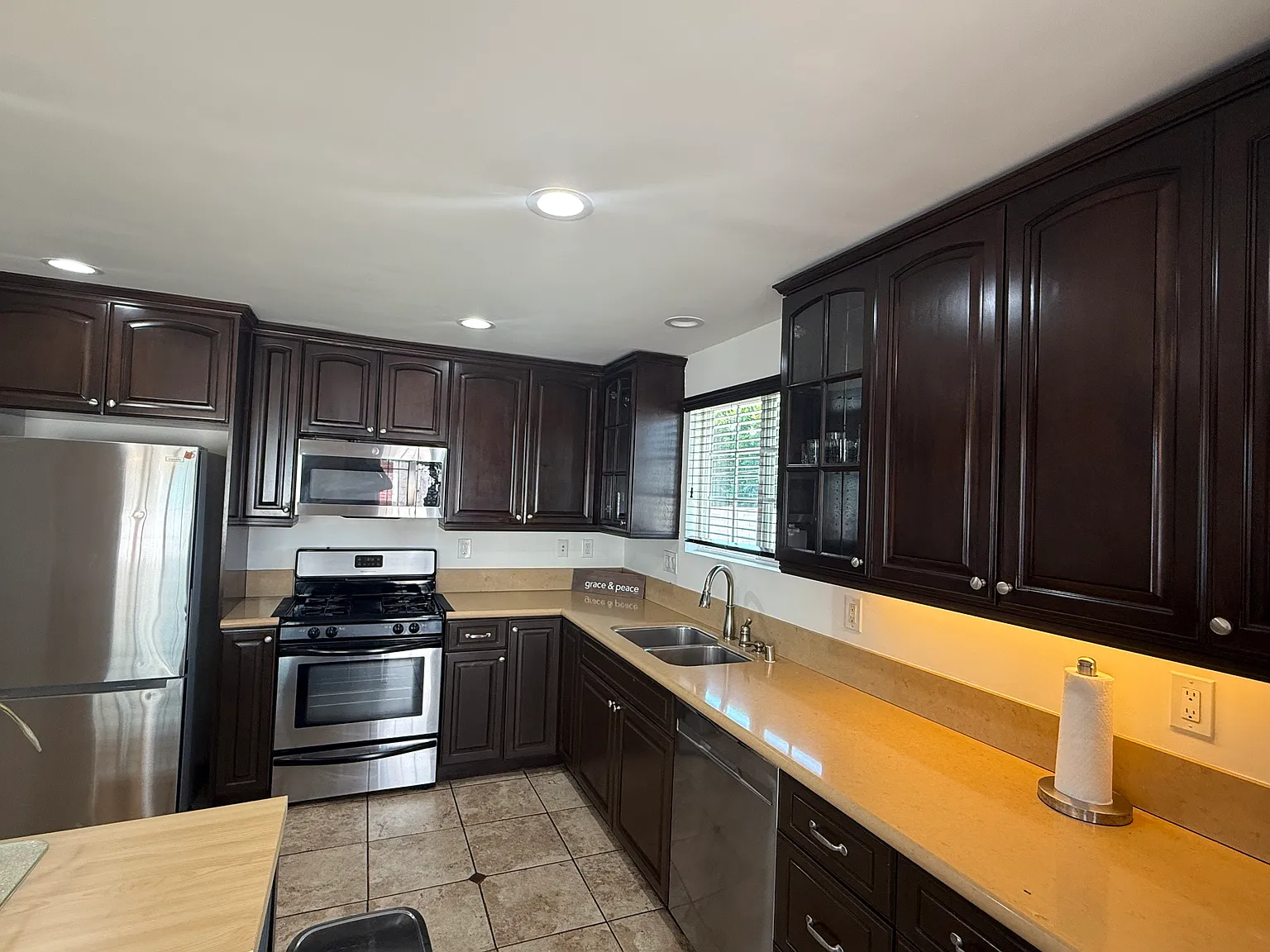 3 bed, 1389 sqft, $5,300 — Photo 2