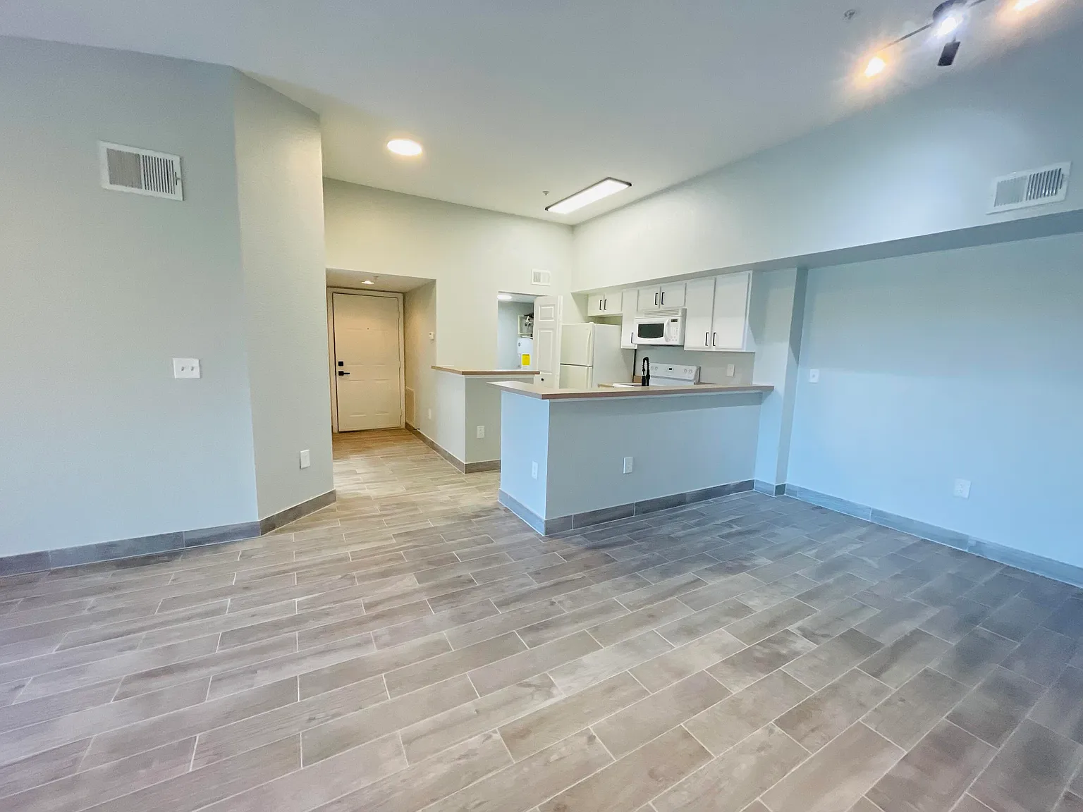 2 bed, 2.0 bath, 1033 sqft, $1,900 — Photo 1
