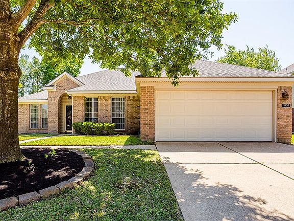 2nd image of 1902 Oak Hollow Dr W
