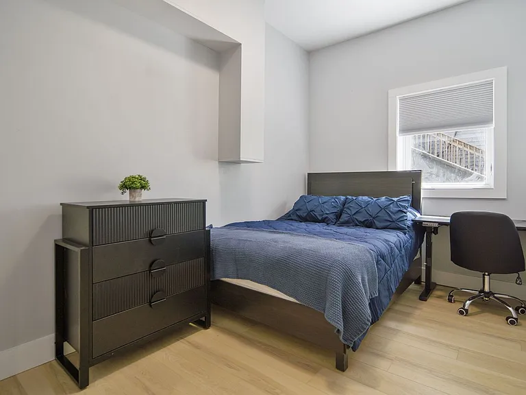 601 E State St — Photo 15