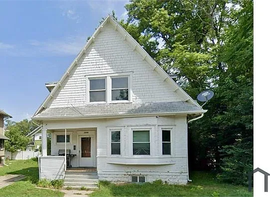 2556 Meredith Ave — Photo 1