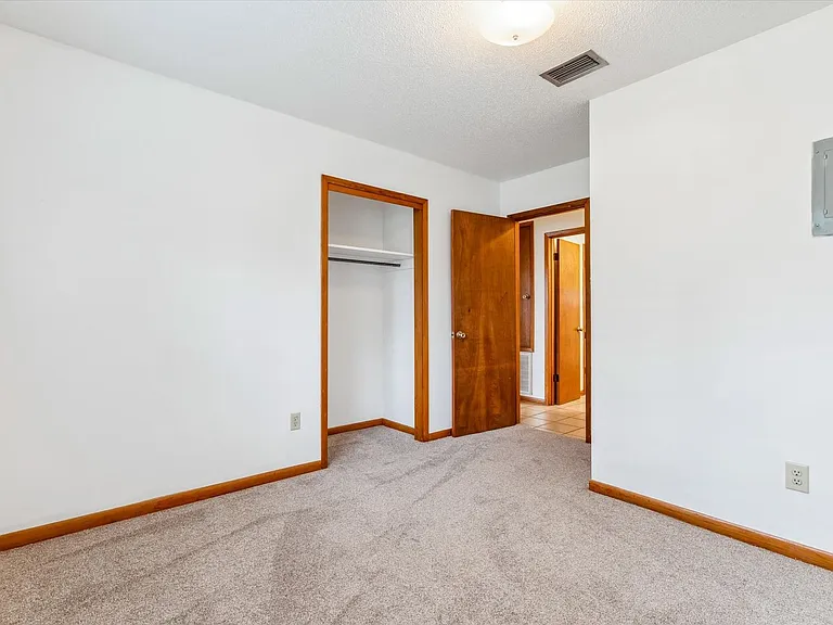 504 Farnell Ln — Photo 12