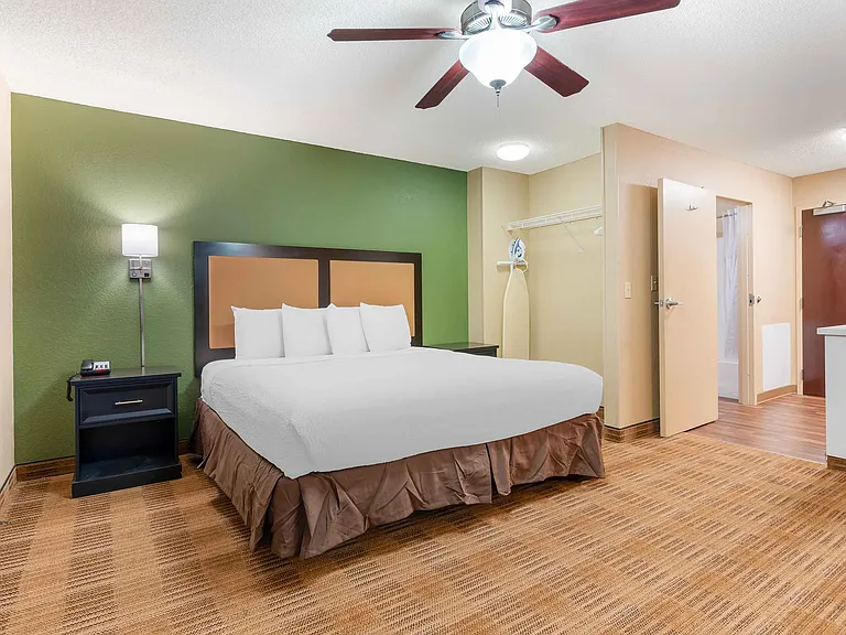 Deluxe Studio - 1 King Bed