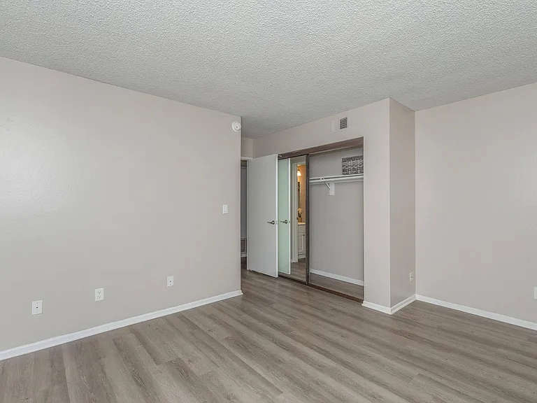Oak Tree Court Apartment Homes — Photo 29