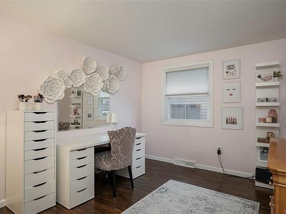 3rd image of 40 Sprucewood Dr