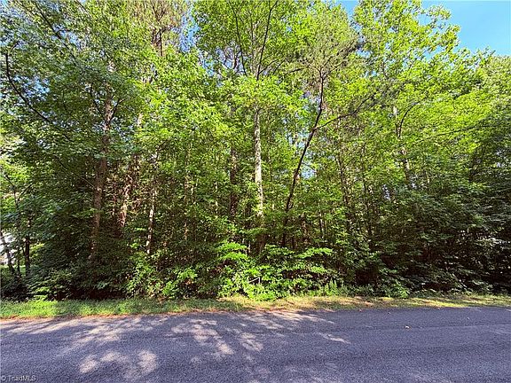 2nd image of 1621 Beechwood Rd