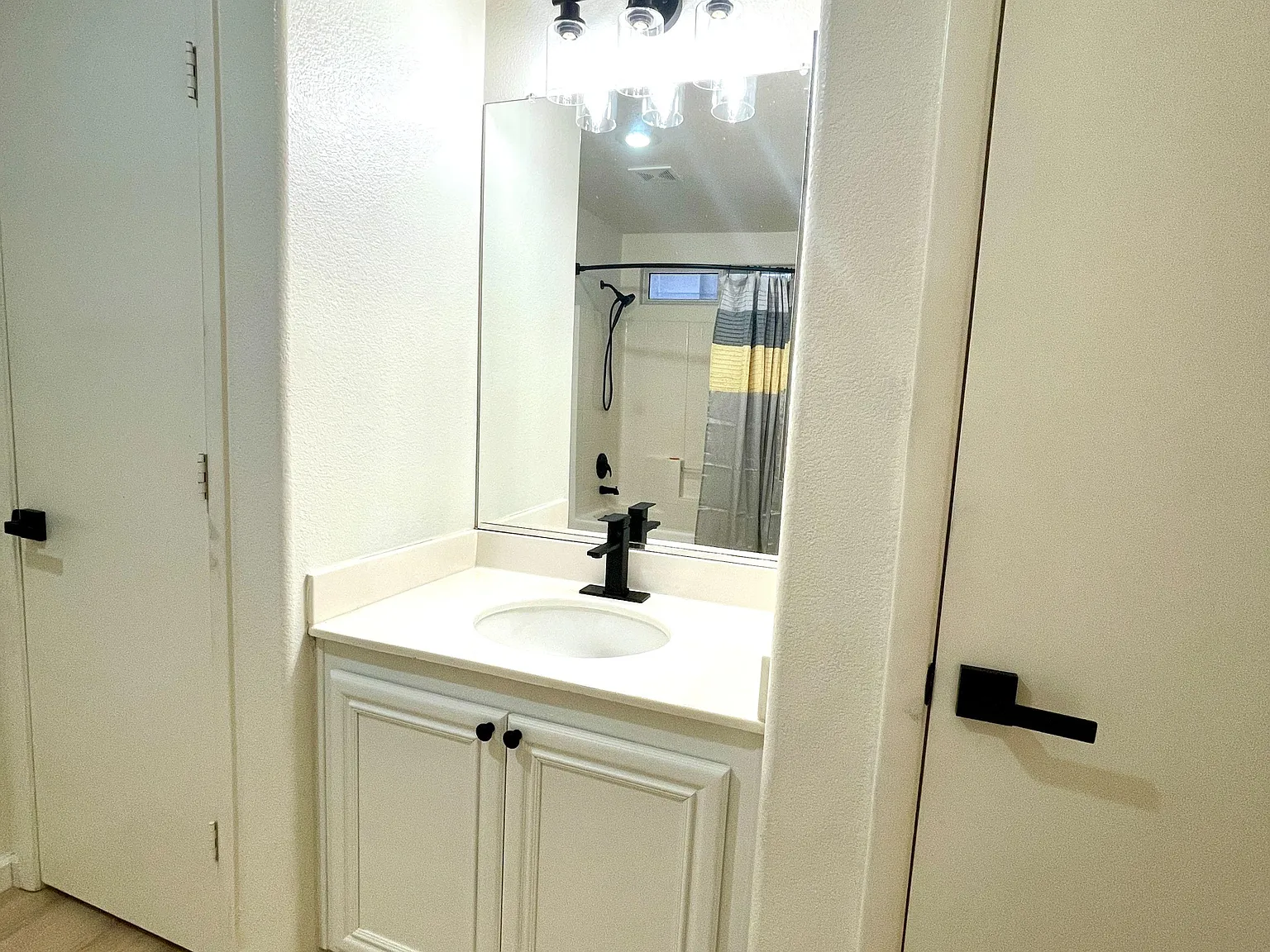 4 bed, 2.0 bath, 1384 sqft, $1,252 — Photo 4