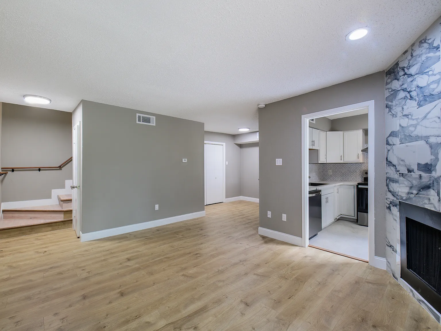 879 Dublin Dr — Photo 1