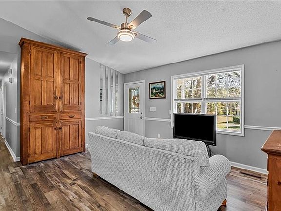 3rd image of 3816 Spring Branch Dr