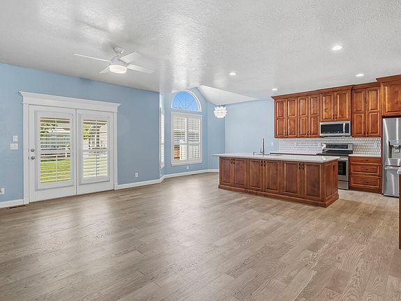 3rd image of 1092 W Tithing Hill Pl S