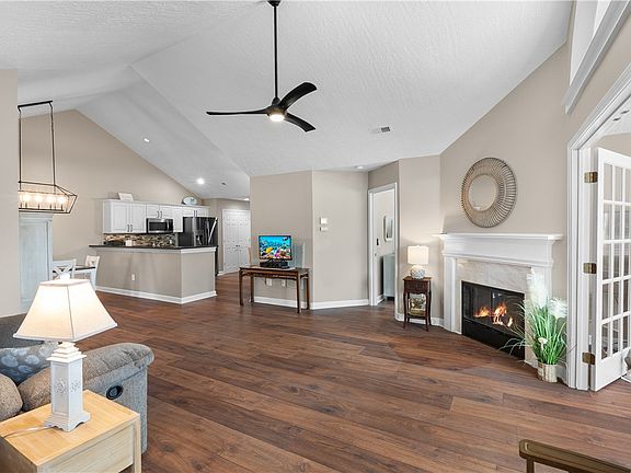3rd image of 92 Fudora Cir
