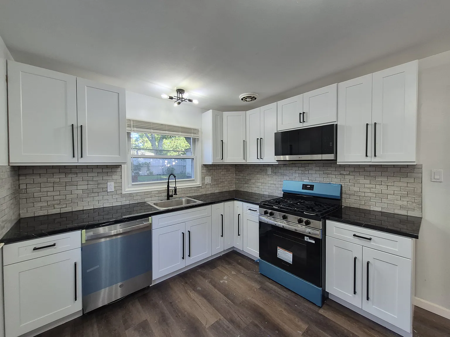 3 bed, 1.5 bath, 1382 sqft, $2,000 — Photo 1