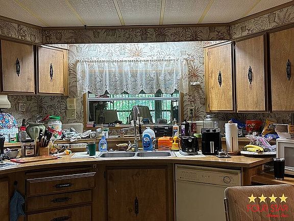 3rd image of 2401 Greenhedge Dr