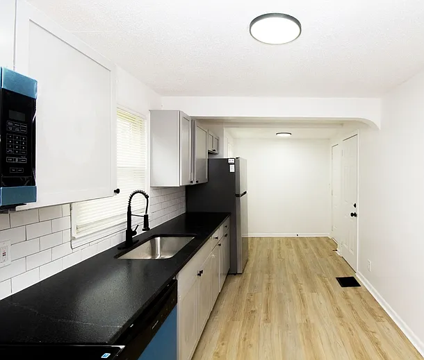 9107 Charlotte St — Photo 3