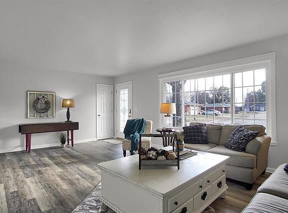5th image of 2713 Stratford Ln