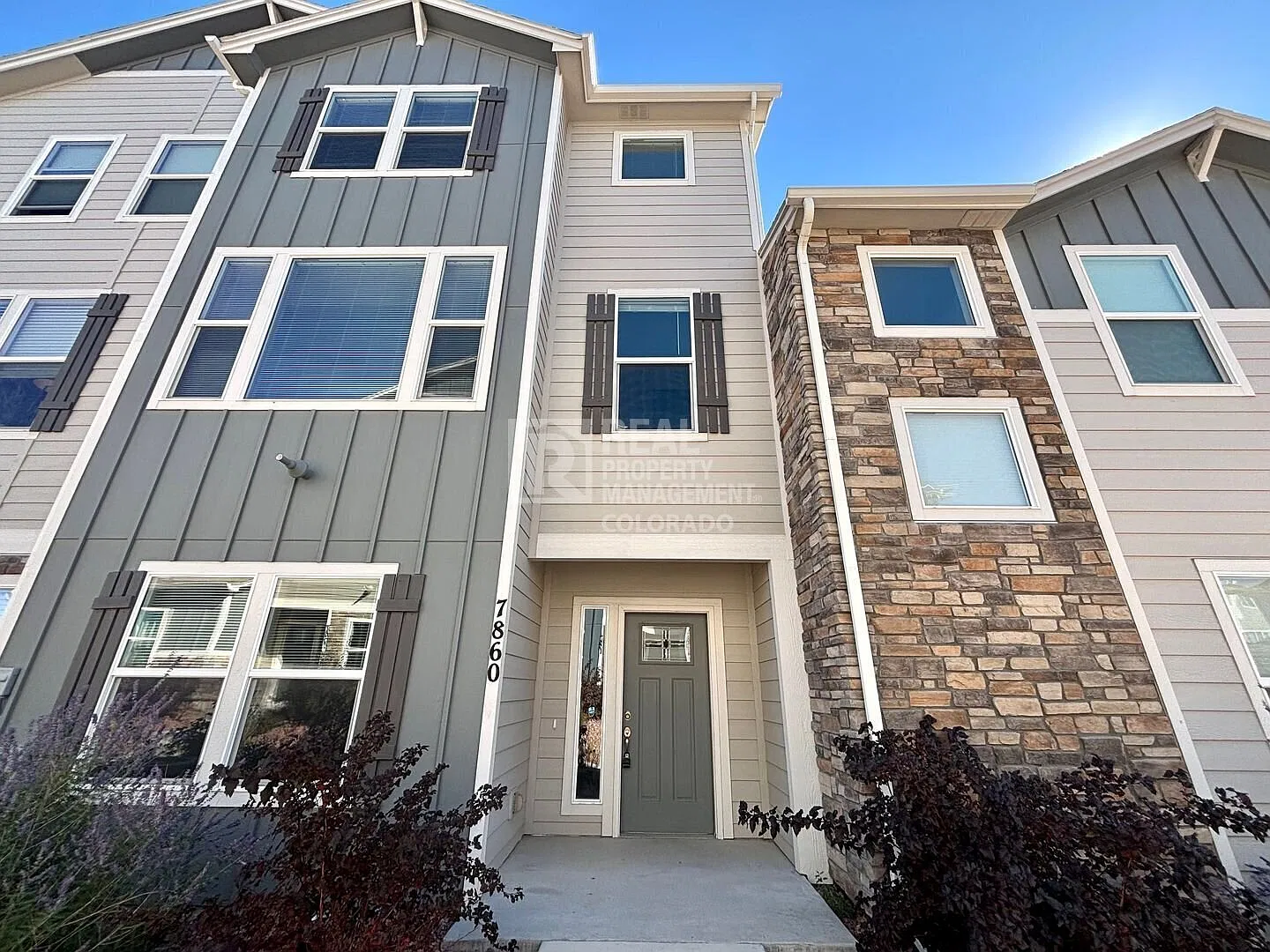 Spacious D20 Townhome with Upgraded Finishes — Photo 2