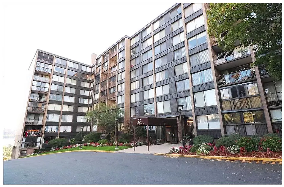 Building Photo - 9060 Palisade Ave #811