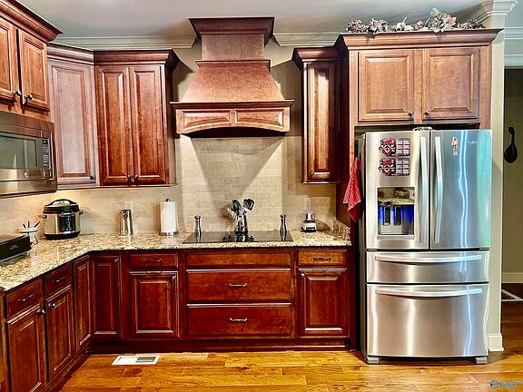 2nd image of 6 Sylvias Way SE