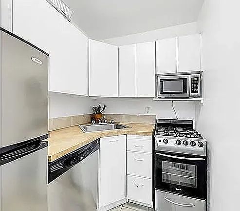 4th image of 321 E 48th St APT 3B