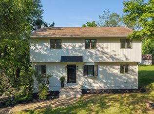 6 Race St, Pittstown, NJ 08867