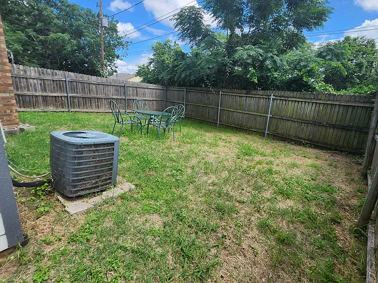 2423 Springmont Ct #2425 — Photo 13