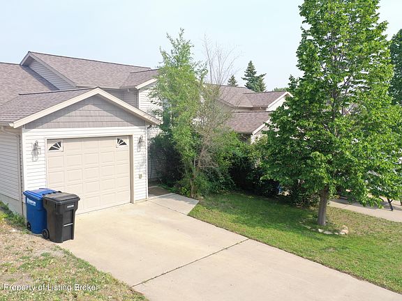 4th image of 128 9th Ave E