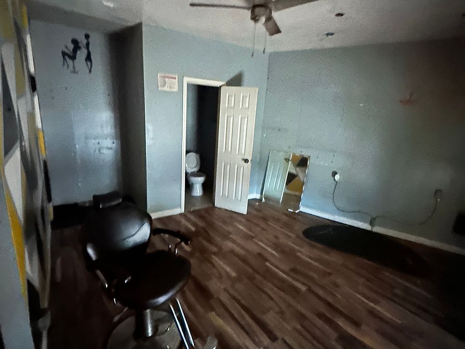 1st image of 4832 Woodland Ave #1R