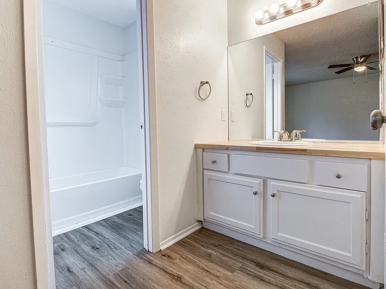 10105 Woodland Village Dr — Photo 16