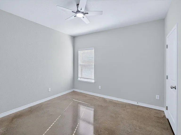 412 W Avenue C — Photo 27