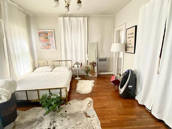 4th image of 1930 Whitley Ave #202
