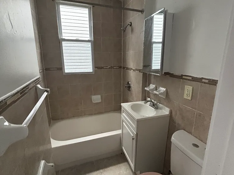 92 Woodlawn Ave #1 — Photo 2