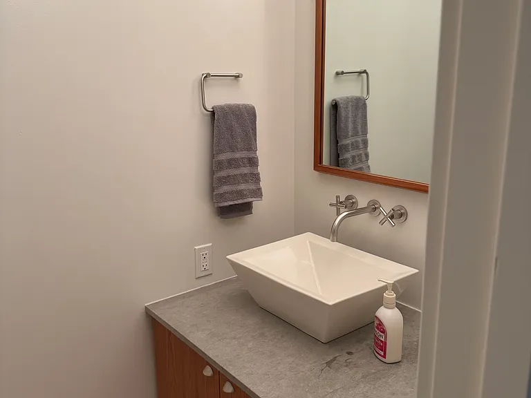Guest bathroom (1/2 bath)