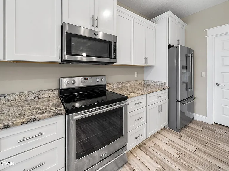 305 Evergreen St — Photo 7