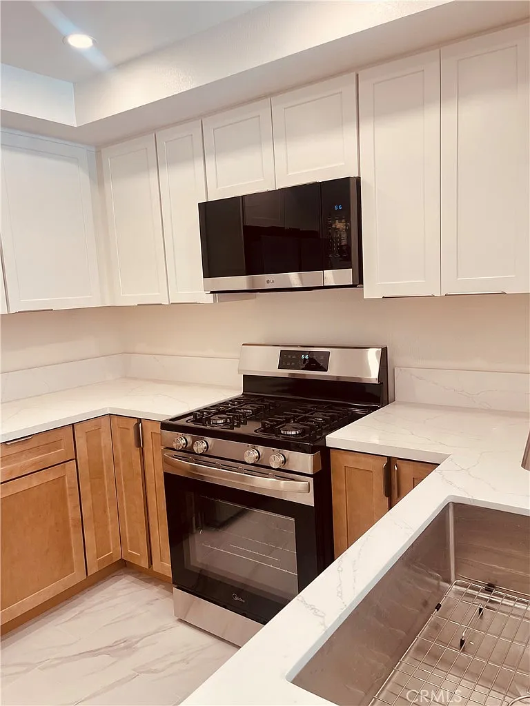 2 bed, 1000 sqft, $2,850 — Photo 2