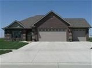 1000 Meadow Crest Dr, Pella, IA 50219
