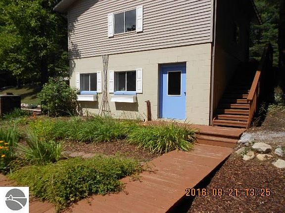 3rd image of 10040 N Twin Lake Rd NE
