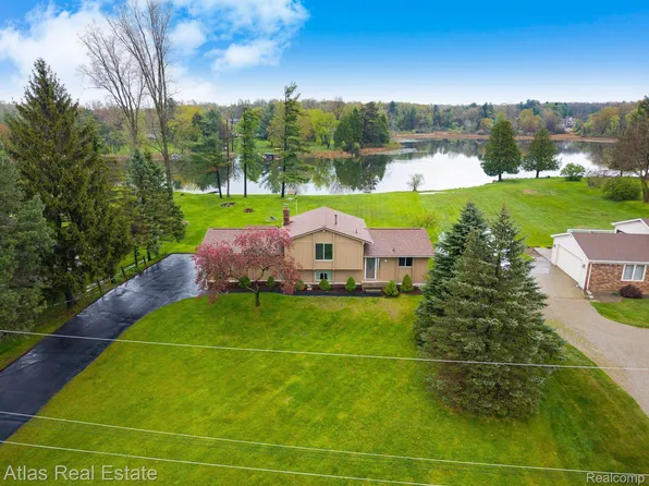 1365 Thistleridge Dr, Holly, MI 48442