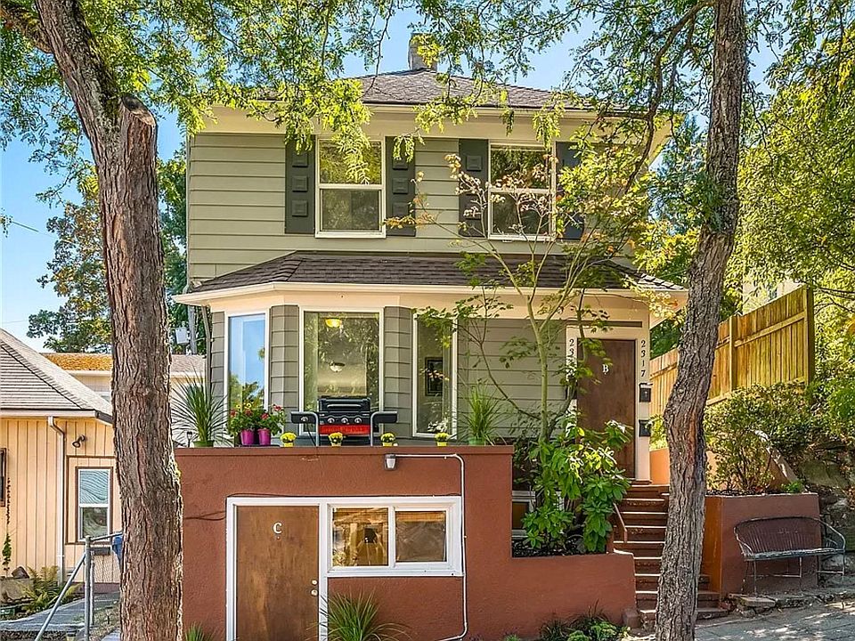 Front of Triplex. Unit B is top unit.