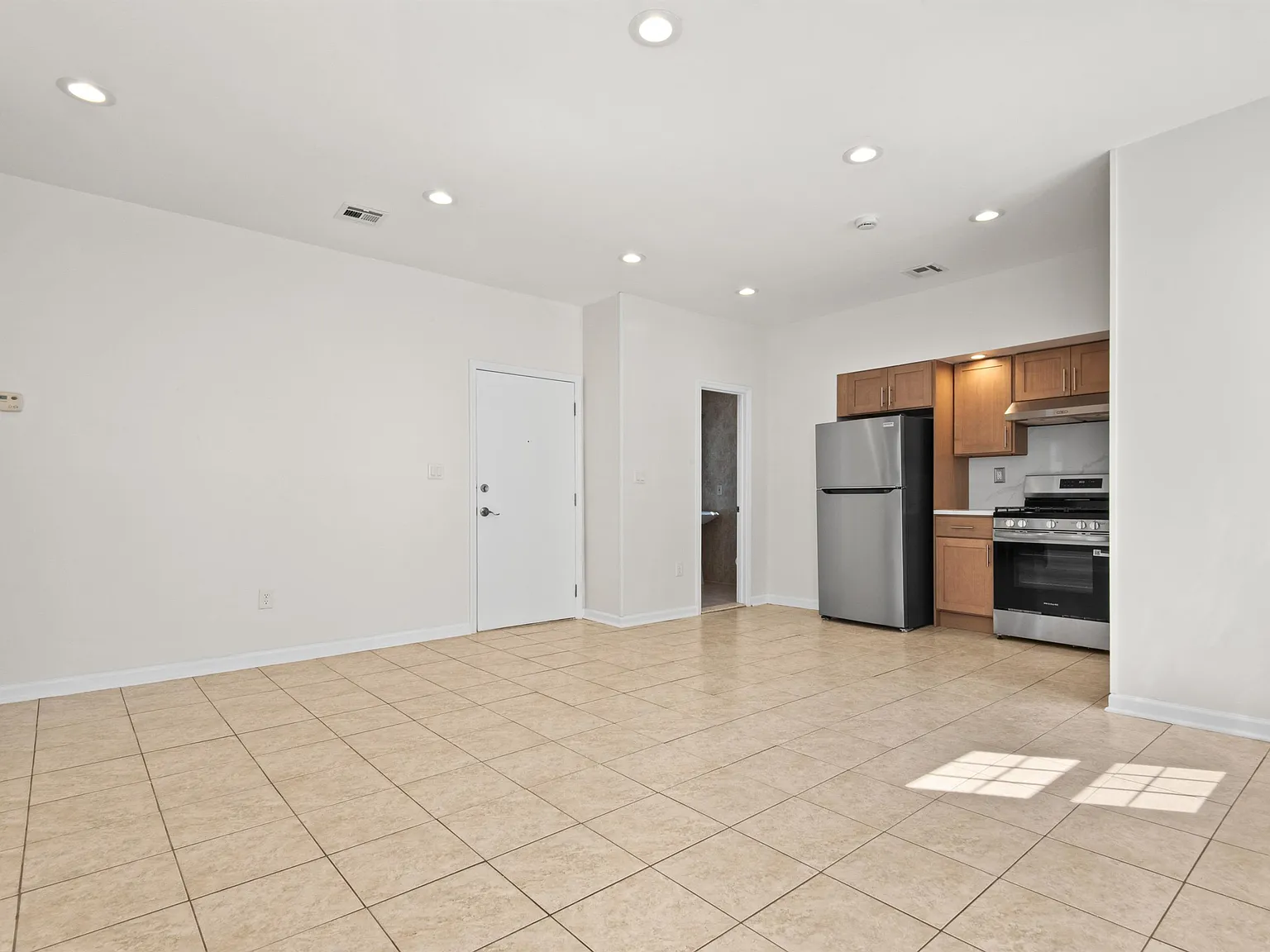 3 bed, 1.0 bath, 1200 sqft, $2,500 — Photo 3