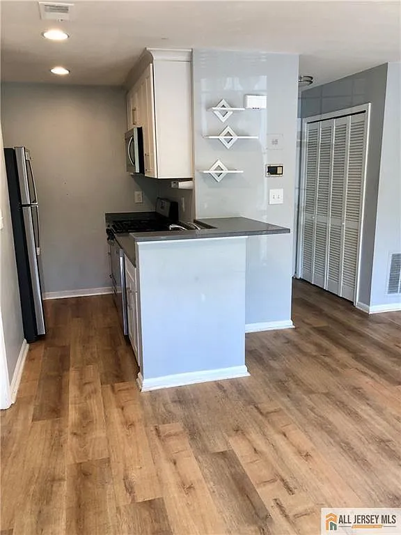 1 bed, 1.0 bath, 469 sqft, $1,695 — Photo 2