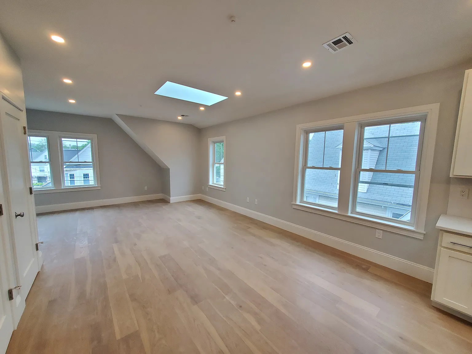 3 bed, 1300 sqft, $4,500 — Photo 3